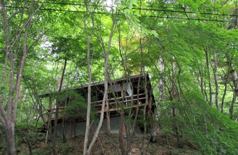 千ヶ滝別荘地 中区 歌鳥の里 戸建 小川越しの高台に建つ緑に囲まれた山荘