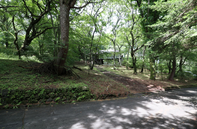 軽井沢　土地　千ヶ滝別荘地　西区　ひぐらしの里　大樹に囲まれたゆとりある350坪超の古家付土地