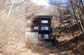 旧軽井沢　せせらぎの森別荘地　建物付　見晴らし通りに面する遊び心満載の1LDK+2ロフト付の山荘
