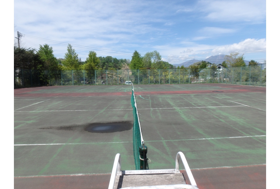 別荘地内のテニスコート