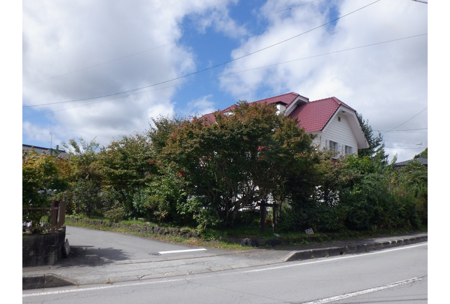 北東前面道路から見た敷地