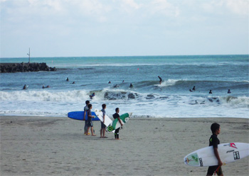 御宿海岸でサーフィンを楽しむ人々